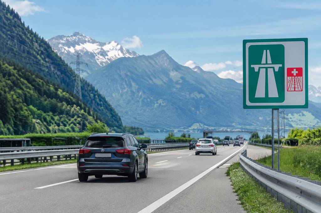 Péage autoroute en Suisse : tarifs, vignette et règles à connaître avant de prendre la route